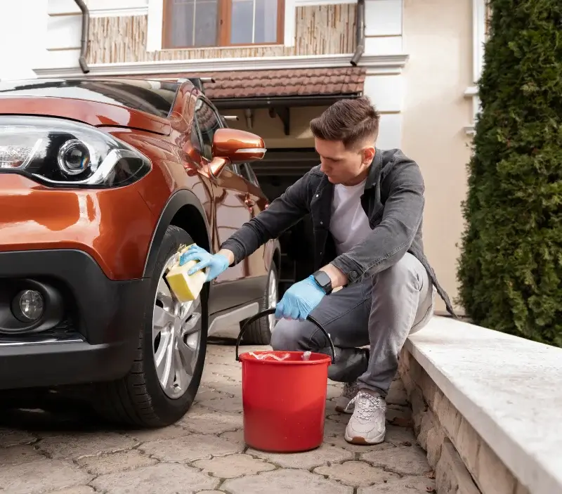 Lavage auto à domicile Grézet-Cavagnan : professionnel intervenant sur un véhicule